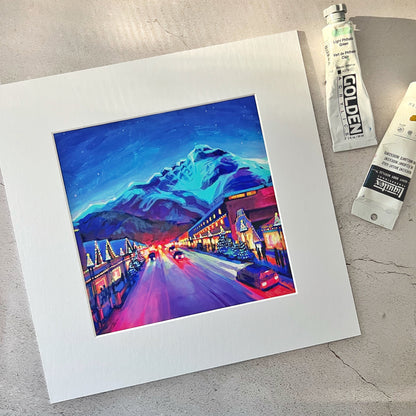 Impression d’art emmêlée « Festive Banff Avenue » 8"x8 »